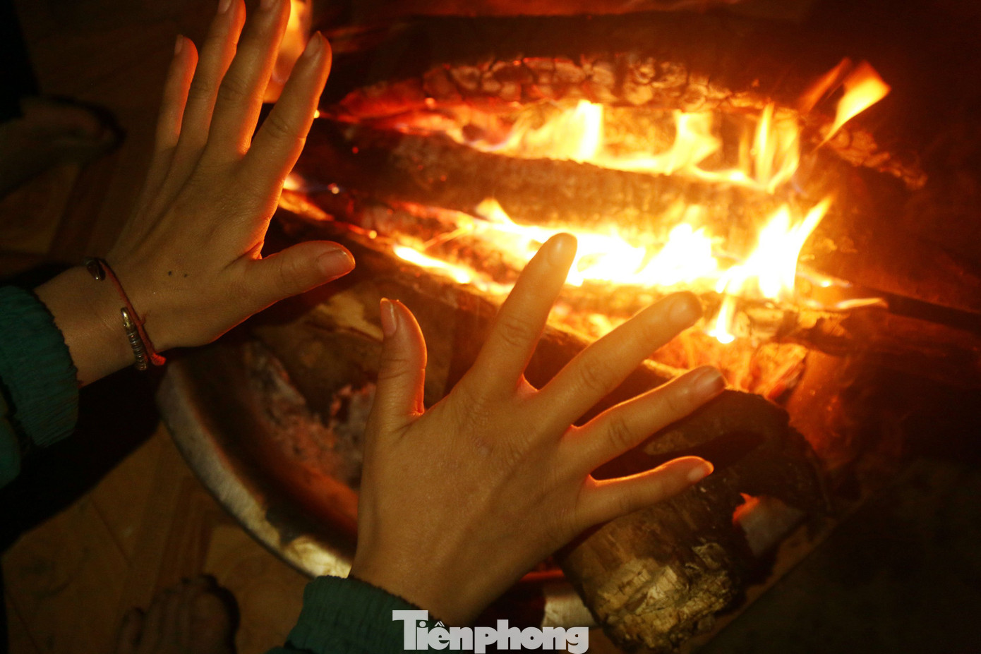 Buốt lạnh vì rét, học sinh miền núi đốt củi sưởi ấm học bài ảnh 2
