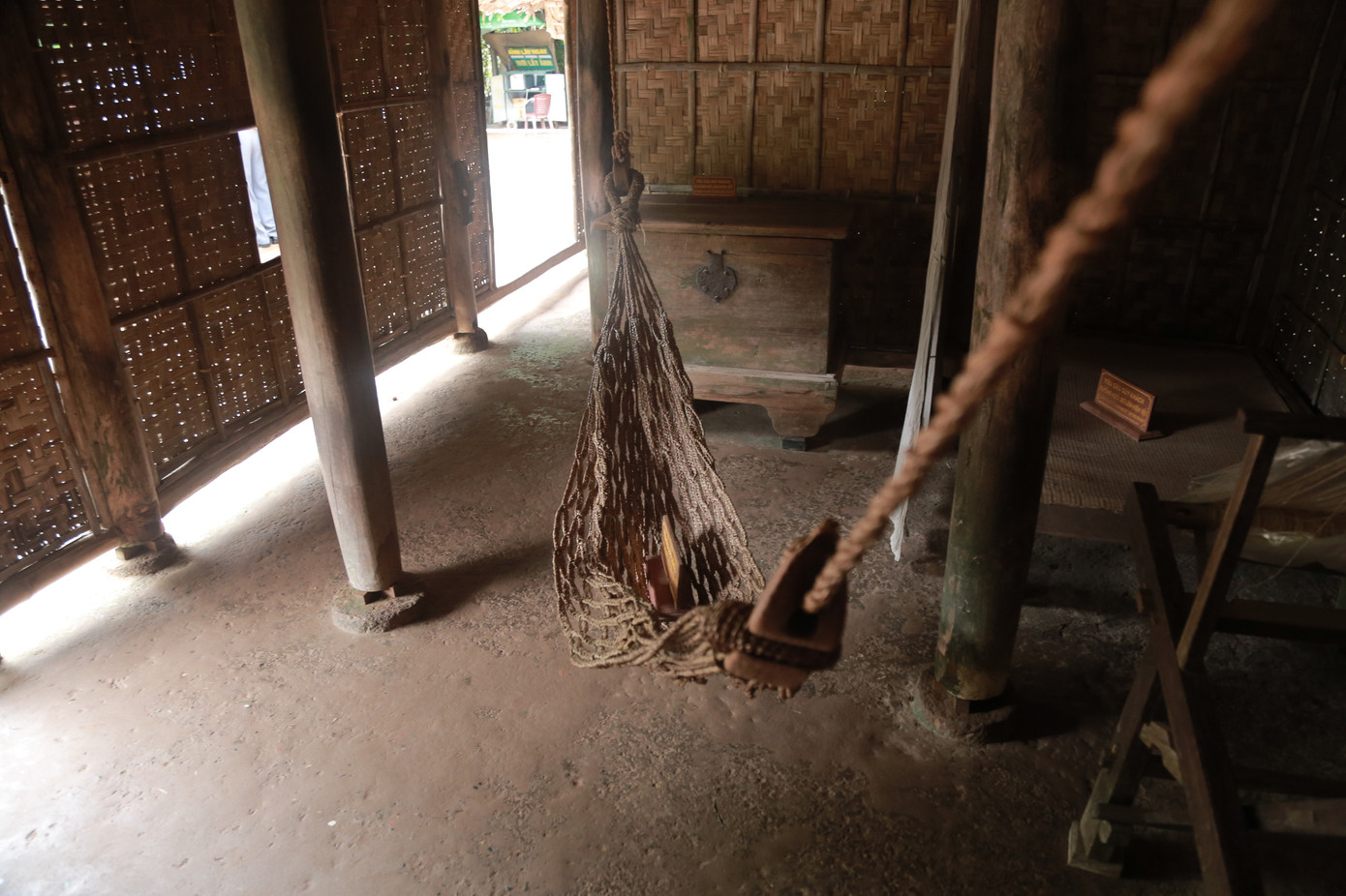 Bình dị kỷ vật trong ngôi nhà tranh thuở ấu thơ của Bác ảnh 6