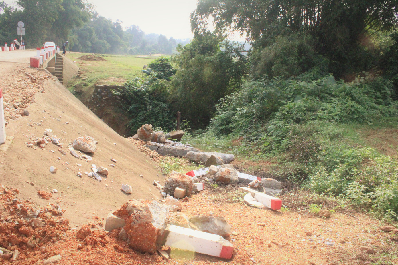 Cầu tiền tỷ vừa sử dụng 1 tháng đã hỏng sau lũ ảnh 12