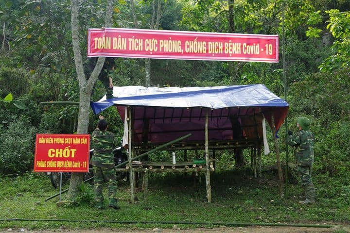 Lính quân hàm xanh trải lá chuối dọn bữa ăn bên suối để chống dịch COVID - 19 ảnh 1