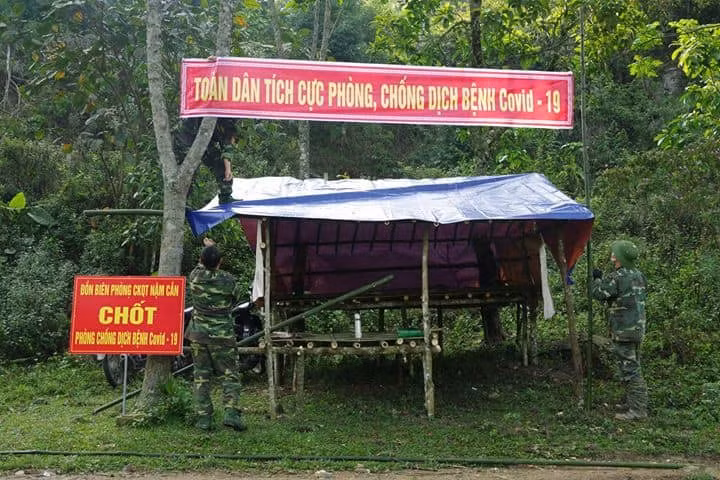 Lính quân hàm xanh trải lá chuối dọn bữa ăn bên suối để chống dịch COVID - 19 ảnh 1