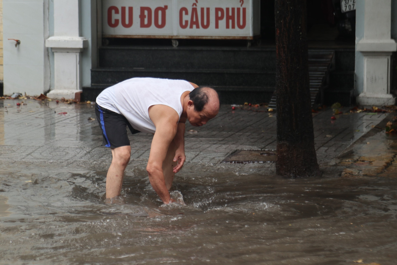 Mưa lớn, nhiều tuyến đường ở thành phố Vinh ngập sâu ảnh 6