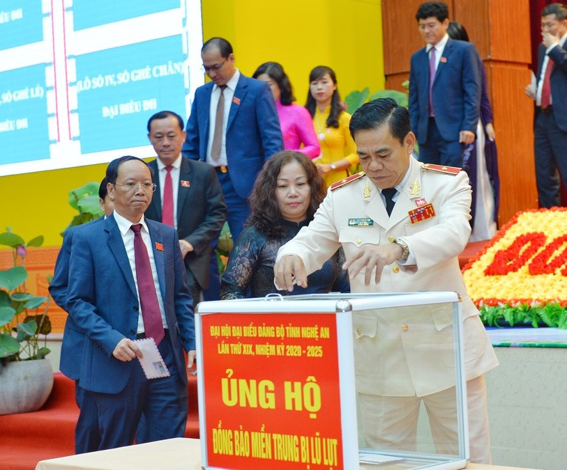 Đại biểu Đại hội Đảng bộ tỉnh Nghệ An quyên góp ủng hộ người dân miền Trung ảnh 6