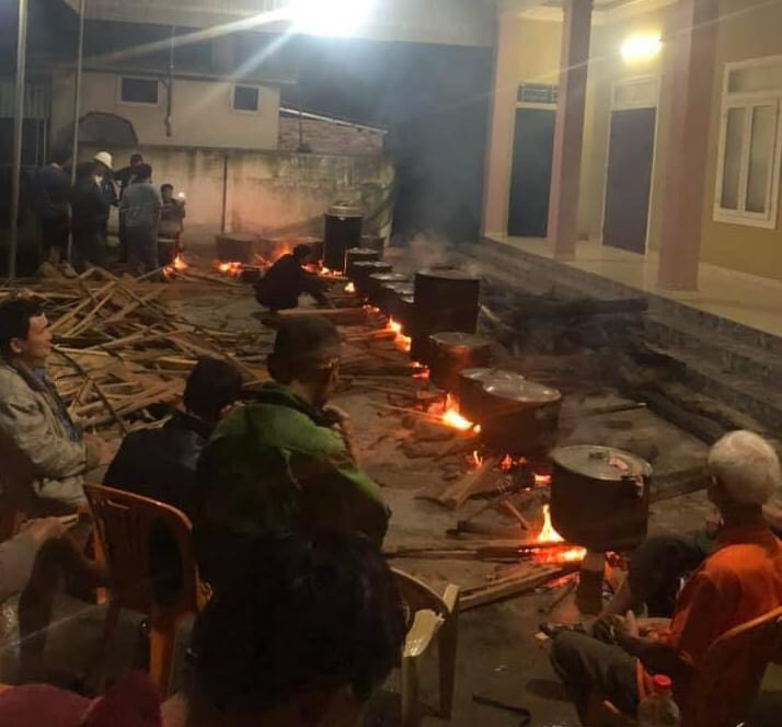 Ấm lòng những nồi bánh chưng cứu đói dân vùng lũ ảnh 2