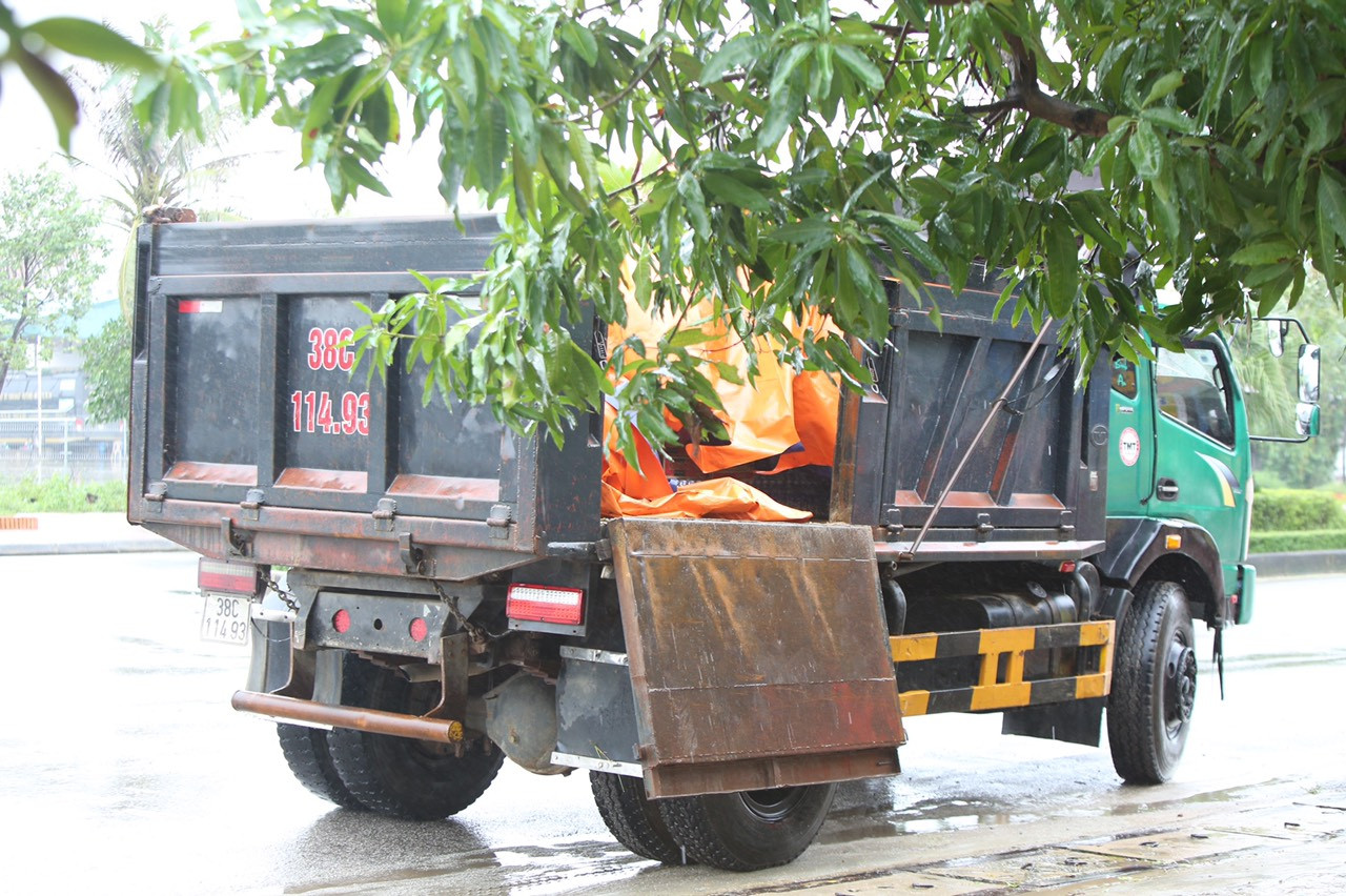 Hàng chục chuyến xe chở hàng cứu trợ đến 'tâm lũ' Hà Tĩnh ảnh 2