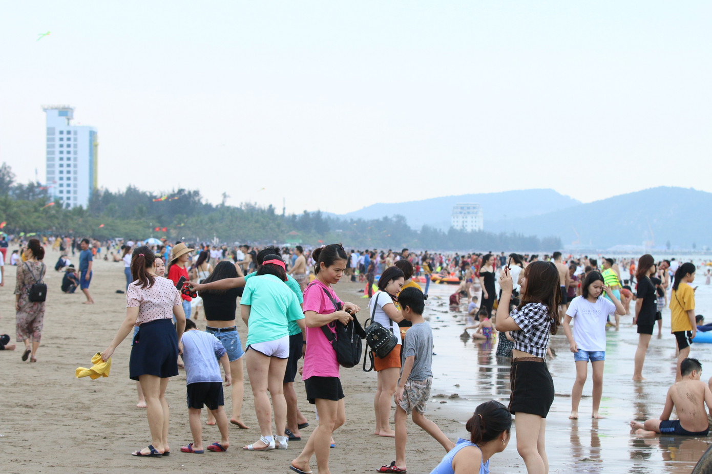 Biển Cửa Lò chật kín người ngày nghỉ lễ ảnh 5