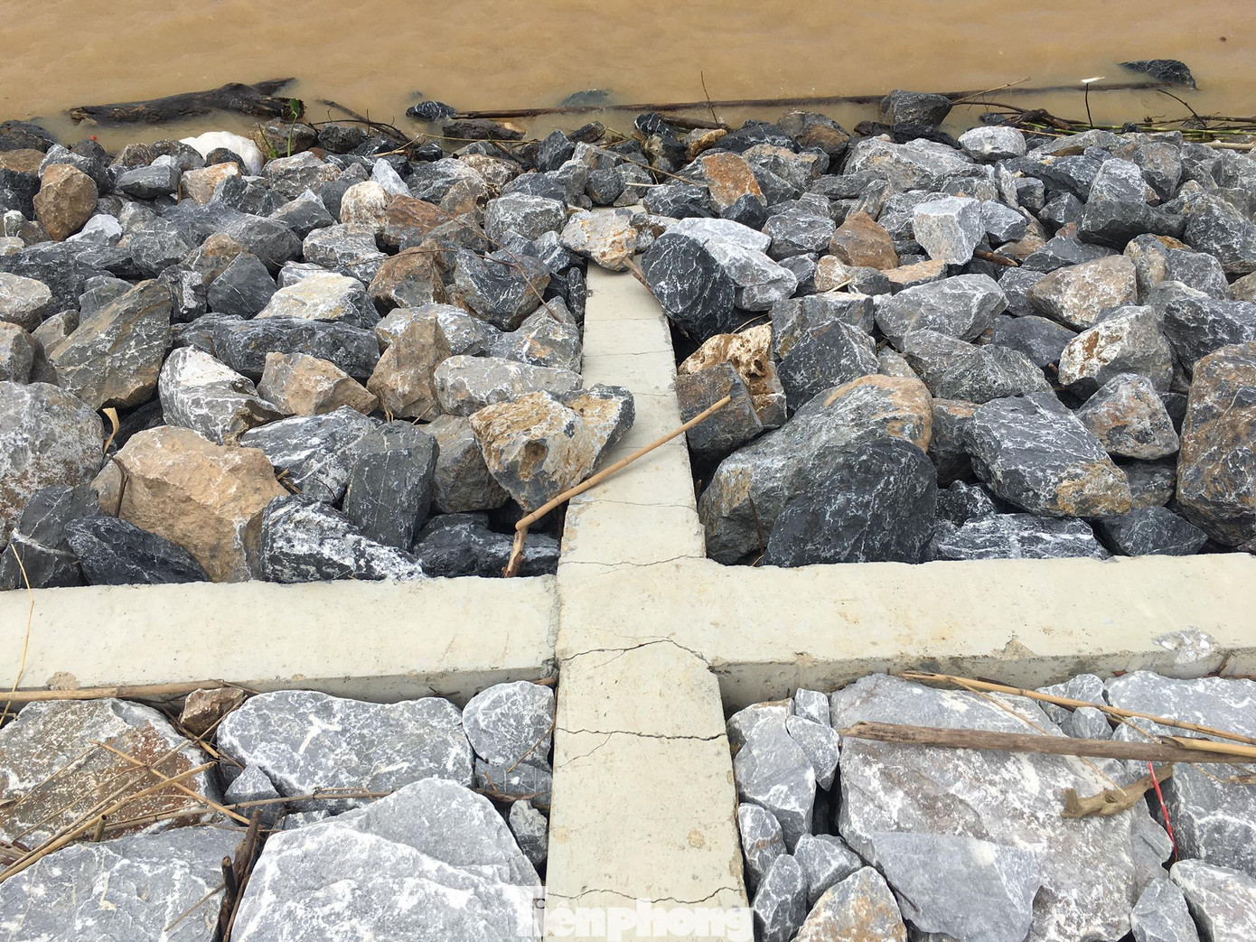 Bờ kè dự án trên 300 tỷ đồng sụt lún, hư hỏng trước khi bão số 7 đổ bộ ảnh 7