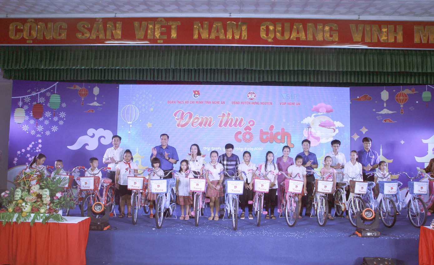 Tỉnh đoàn Nghệ An mang 'Đêm thu cổ tích' đến trẻ em nghèo ảnh 8