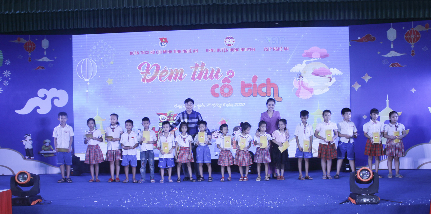 Tỉnh đoàn Nghệ An mang 'Đêm thu cổ tích' đến trẻ em nghèo ảnh 5