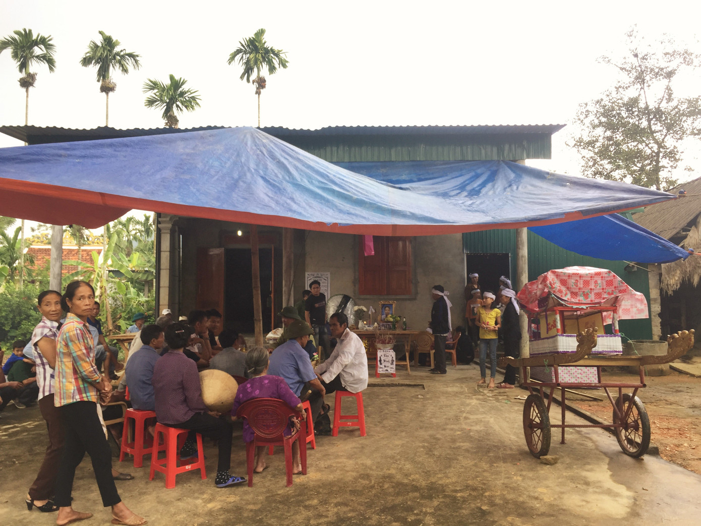 Xóm nghèo nơi 3 học sinh đuối nước tử vong buồn trĩu đại tang ảnh 2