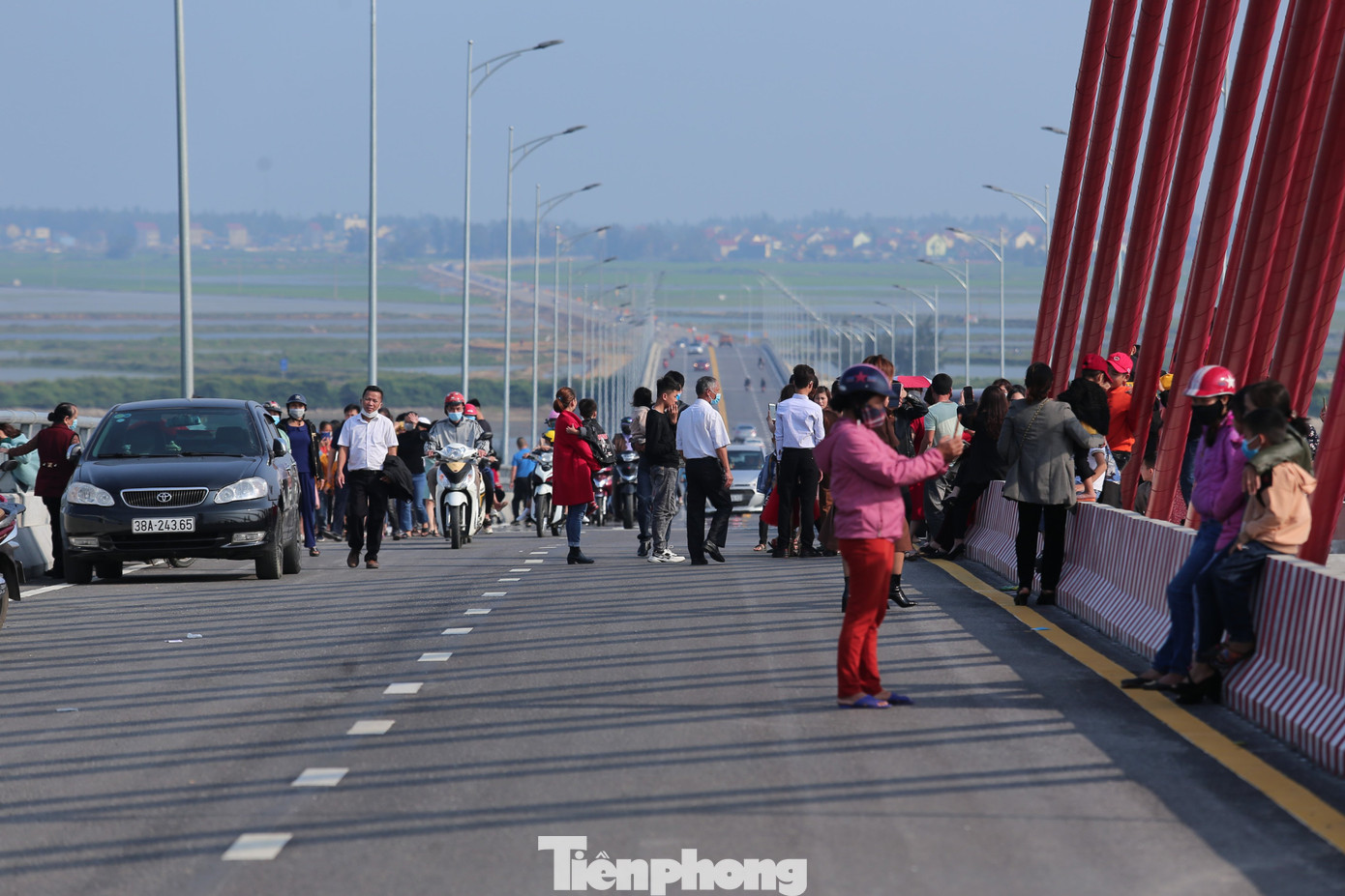 Bất chấp nguy hiểm, người dân đu dây văng trên cầu 950 tỷ đồng để chụp ảnh ảnh 3