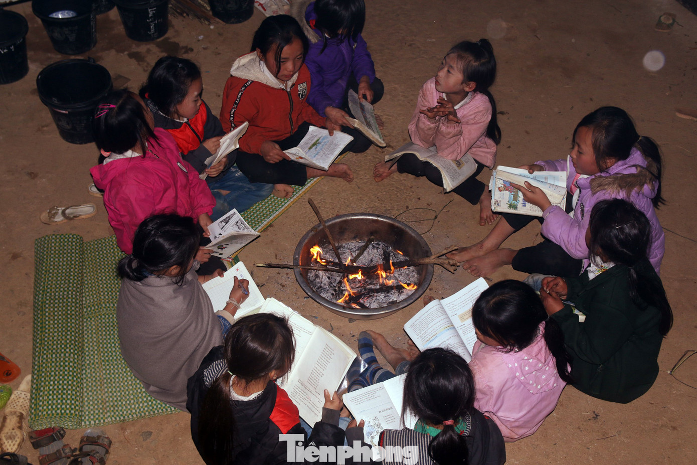 Buốt lạnh vì rét, học sinh miền núi đốt củi sưởi ấm học bài ảnh 3