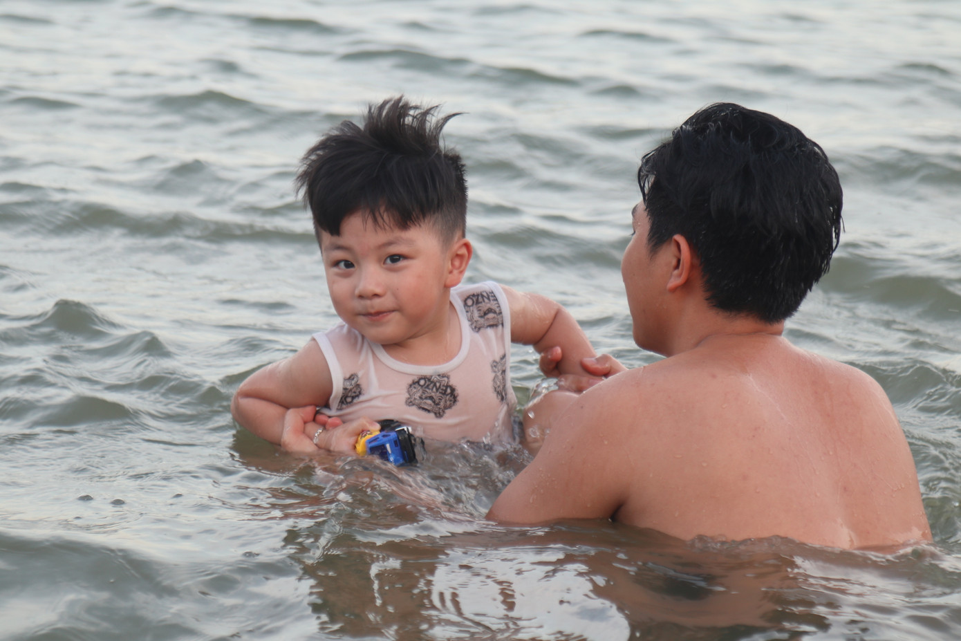 Nắng 'đổ lửa', cụ già, trẻ nhỏ giải nhiệt ở sông suối kênh mương ảnh 6