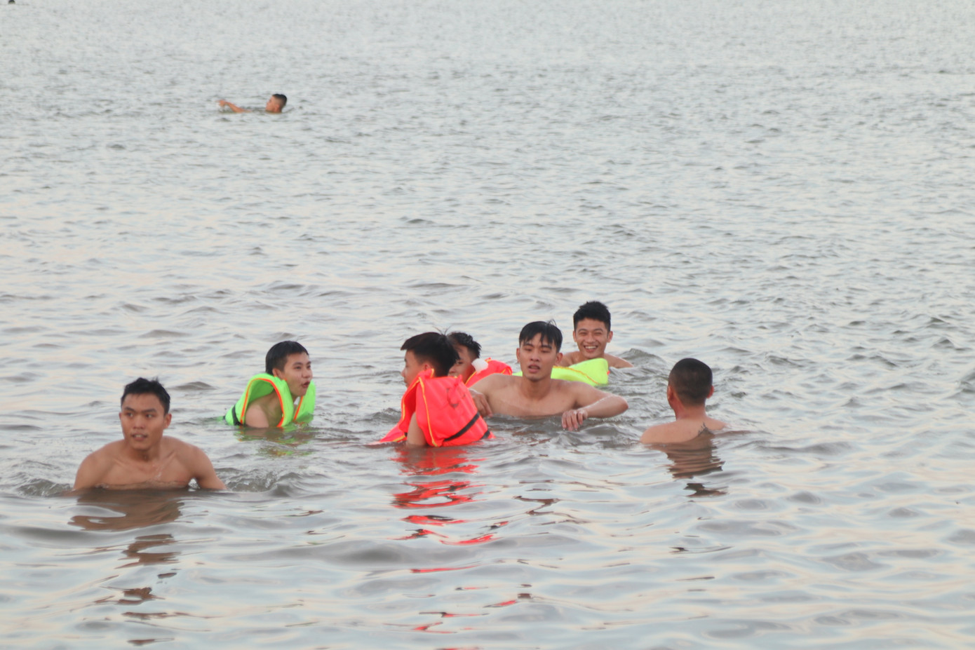 Nắng 'đổ lửa', cụ già, trẻ nhỏ giải nhiệt ở sông suối kênh mương ảnh 2