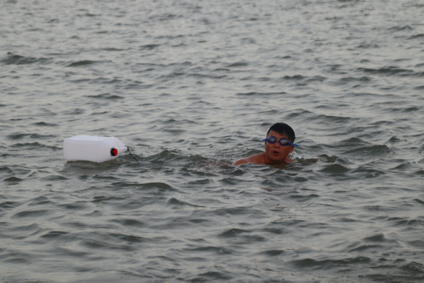 Nắng 'đổ lửa', cụ già, trẻ nhỏ giải nhiệt ở sông suối kênh mương ảnh 4