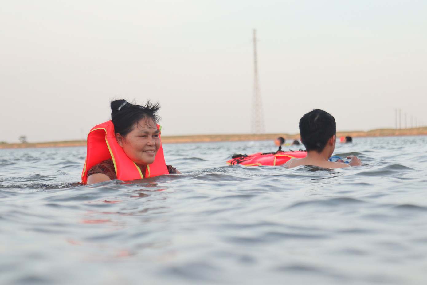 Nắng 'đổ lửa', cụ già, trẻ nhỏ giải nhiệt ở sông suối kênh mương ảnh 7