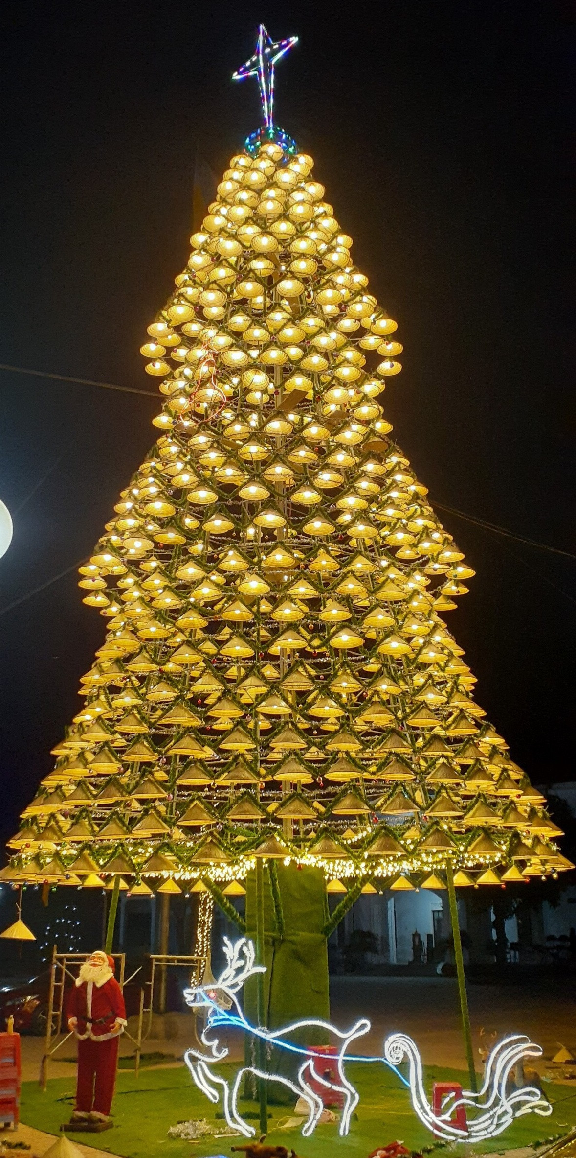 Lung linh cây thông cao 18m, được tạo từ 1.000 chiếc nón lá ảnh 9