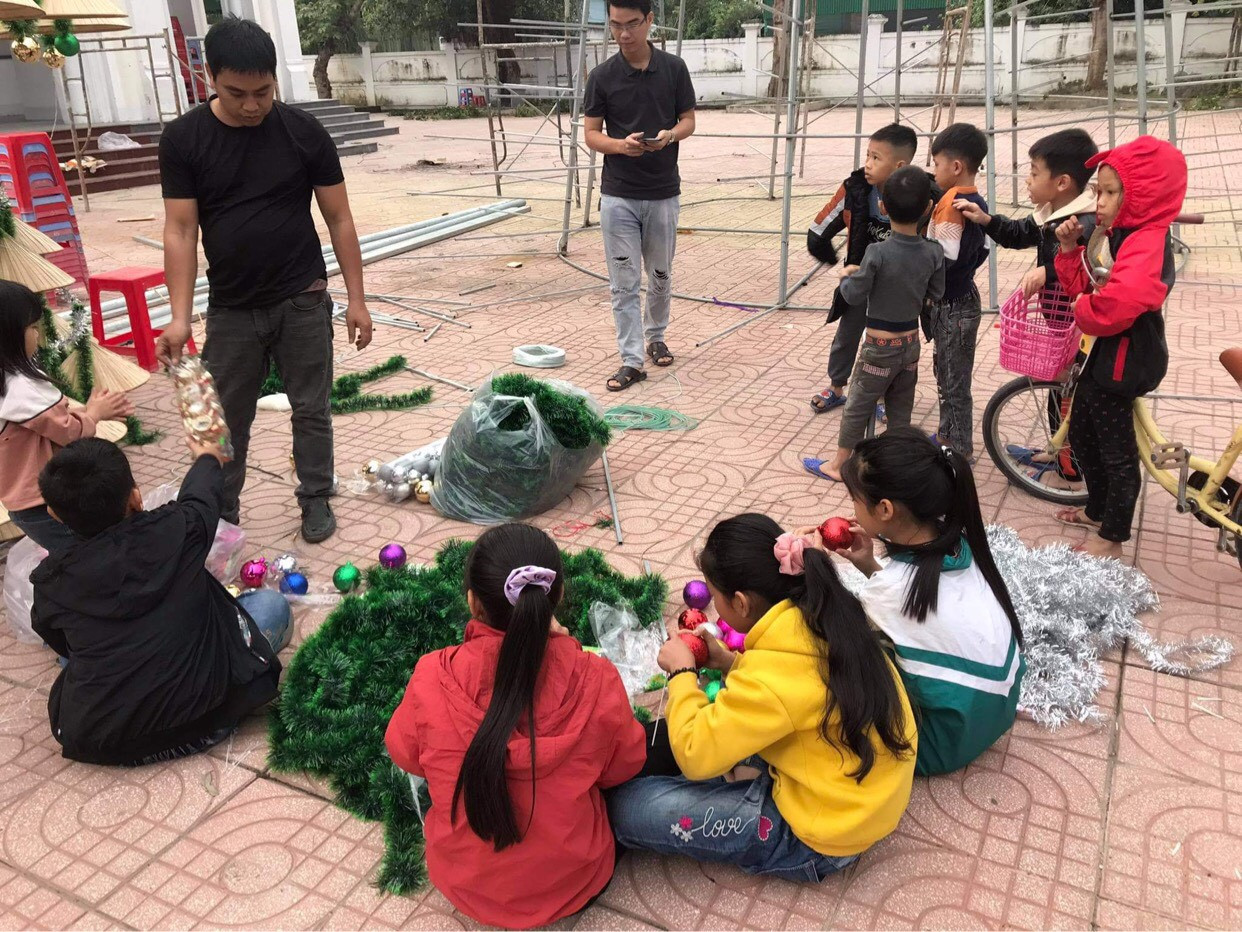 Lung linh cây thông cao 18m, được tạo từ 1.000 chiếc nón lá ảnh 2