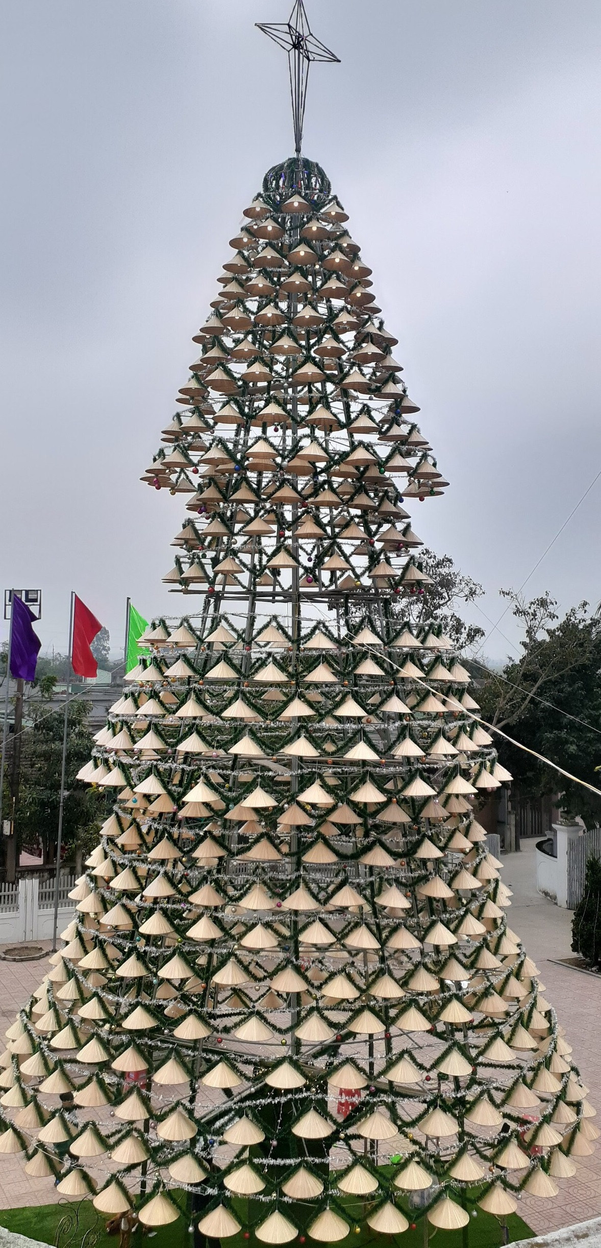 Lung linh cây thông cao 18m, được tạo từ 1.000 chiếc nón lá ảnh 8