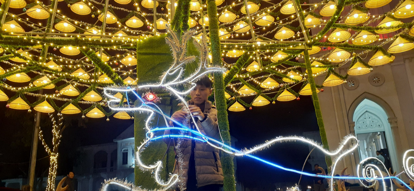 Lung linh cây thông cao 18m, được tạo từ 1.000 chiếc nón lá ảnh 6