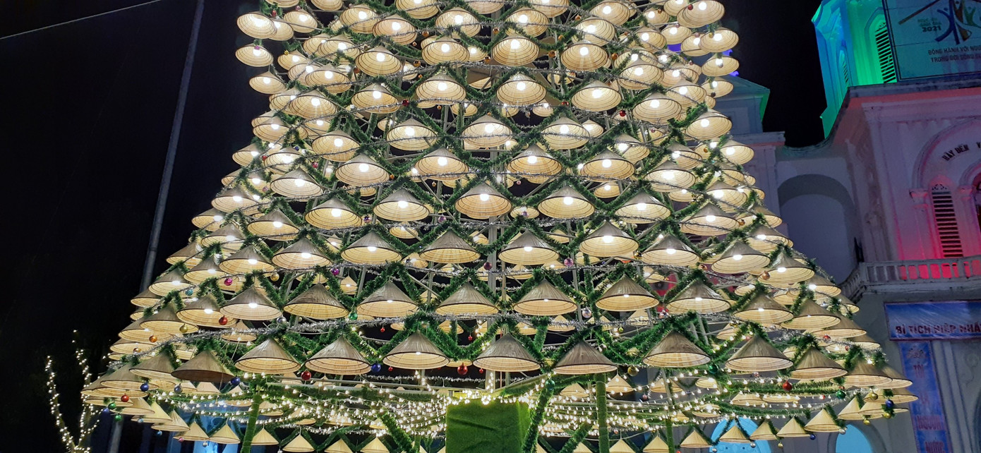 Lung linh cây thông cao 18m, được tạo từ 1.000 chiếc nón lá ảnh 7
