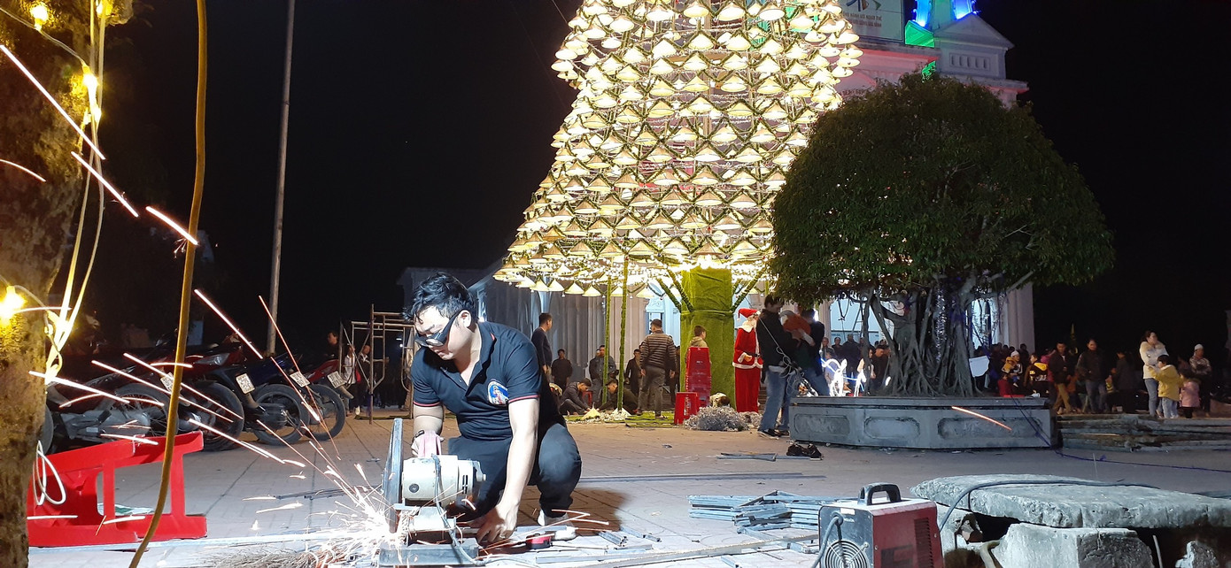 Lung linh cây thông cao 18m, được tạo từ 1.000 chiếc nón lá ảnh 3