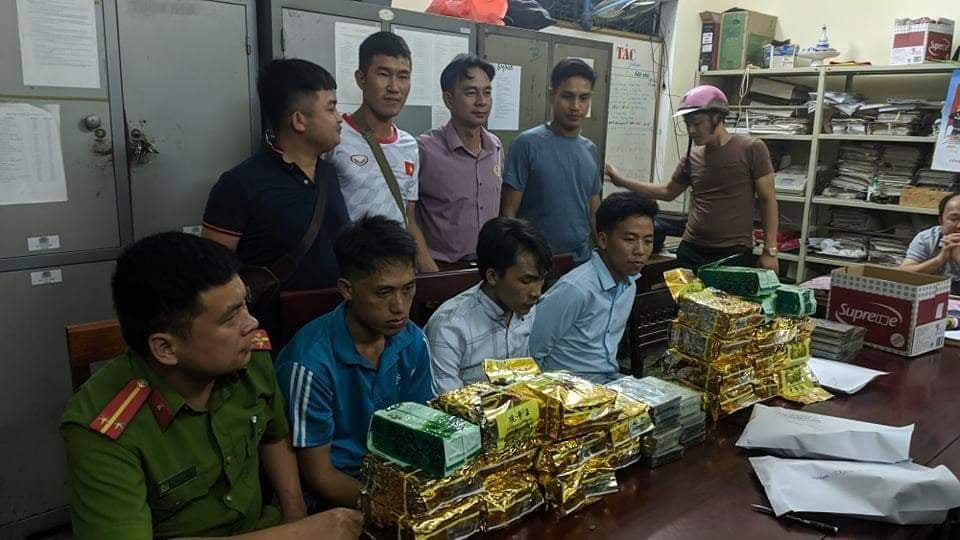 Bắt 3 đối tượng vận chuyển 20 bánh heroin, 20 kg ma túy đá ảnh 1