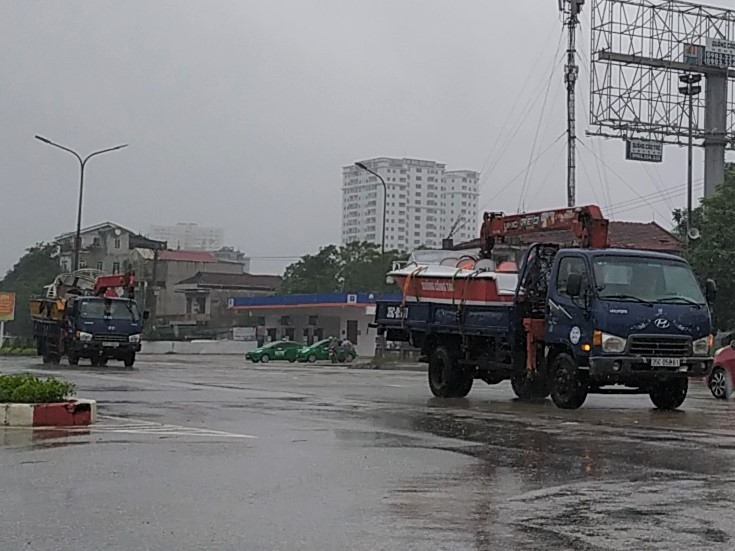 Công an Nghệ An chi viện ca nô cứu dân vùng lũ Hà Tĩnh ảnh 2