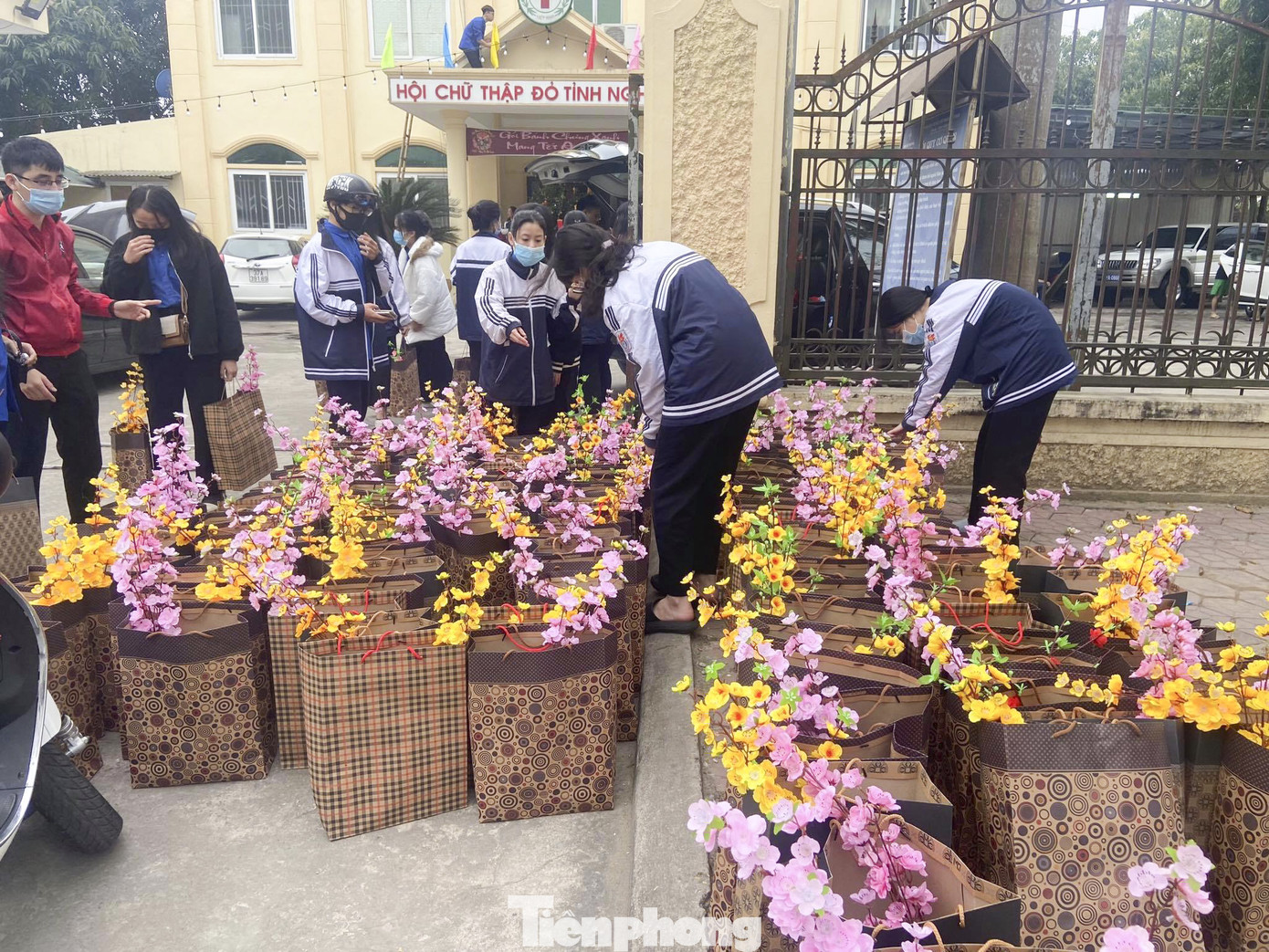 Học sinh Nghệ An mang hương vị tết đến với bệnh nhân nghèo ảnh 11