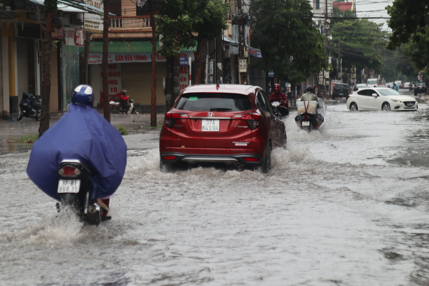 Mưa lớn, nhiều tuyến đường ở thành phố Vinh ngập sâu ảnh 7