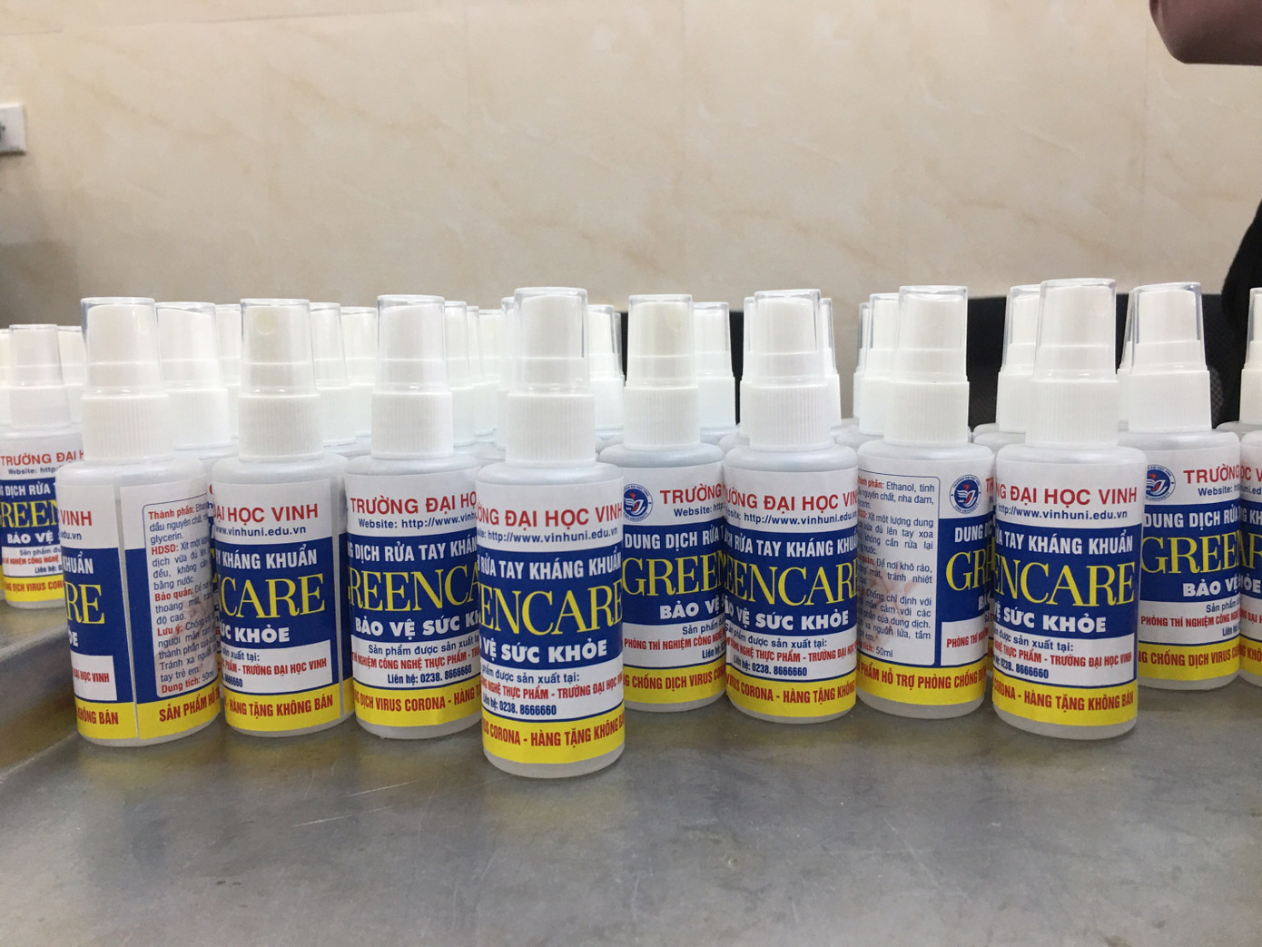 ĐH Vinh sản xuất dung dịch rửa tay, cấp phát miễn phí cho người dân ảnh 3