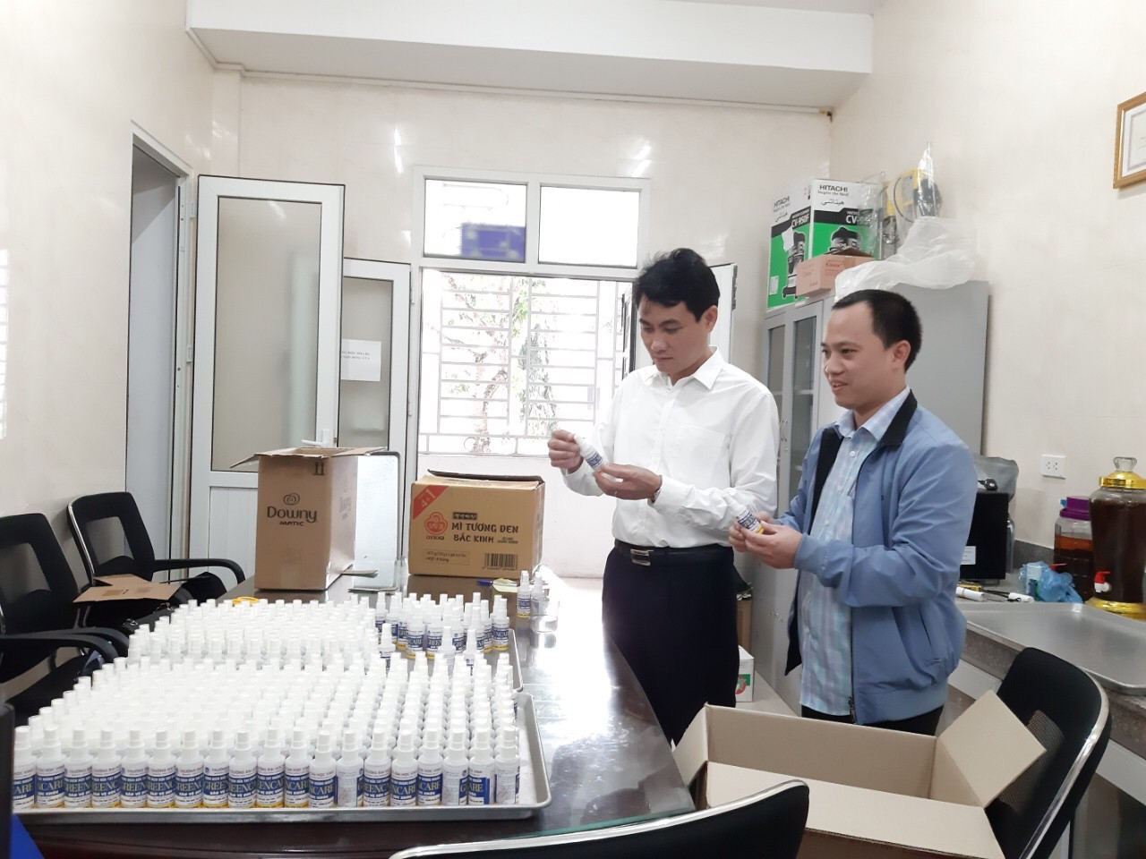 ĐH Vinh sản xuất dung dịch rửa tay, cấp phát miễn phí cho người dân ảnh 1