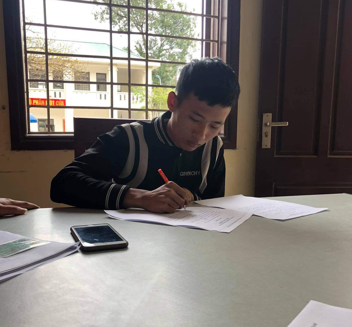 2 thiếu niên khoe 'chiến tích' bốc đầu, lạng lách giữa phố lên mạng xã hội ảnh 2