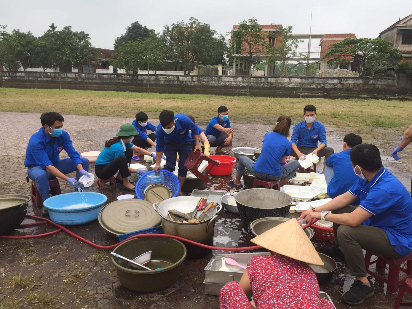 Người dân thâu đêm đỏ lửa luộc bánh chưng gửi vào khu cách ly tập trung ảnh 16