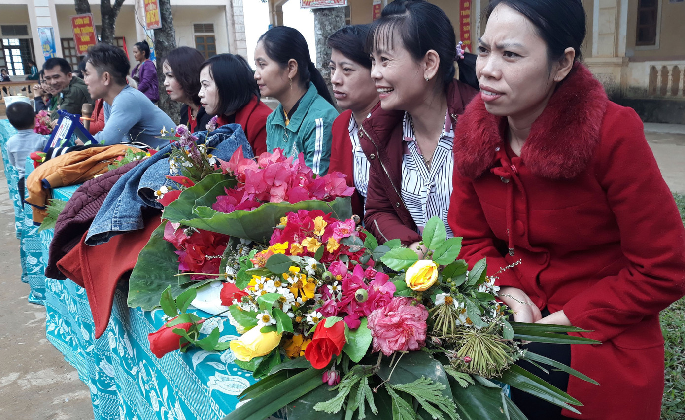 Xúc động học sinh mang hoa rừng, trái dại tặng thầy cô ngày lễ ảnh 9