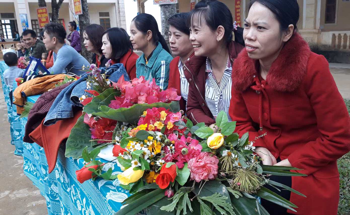 Xúc động học sinh mang hoa rừng, trái dại tặng thầy cô ngày lễ ảnh 9
