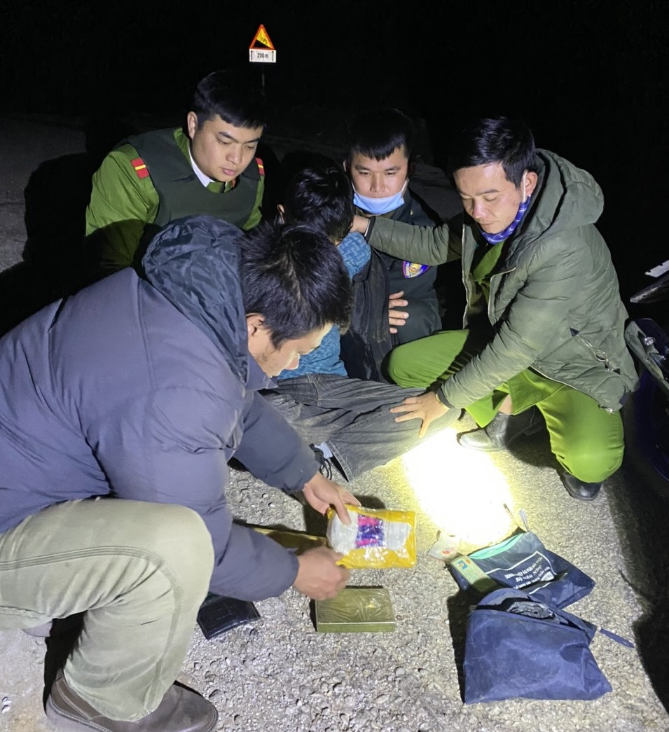 Quật ngã đối tượng dùng xe máy vận chuyển lượng lớn ma túy đi tiêu thụ ảnh 1