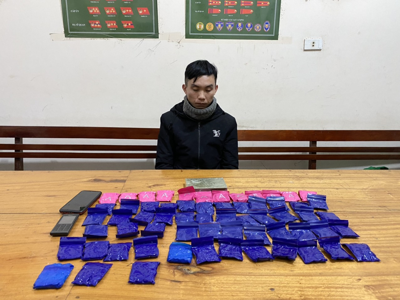 Quật ngã đối tượng dùng xe máy vận chuyển lượng lớn ma túy đi tiêu thụ ảnh 2