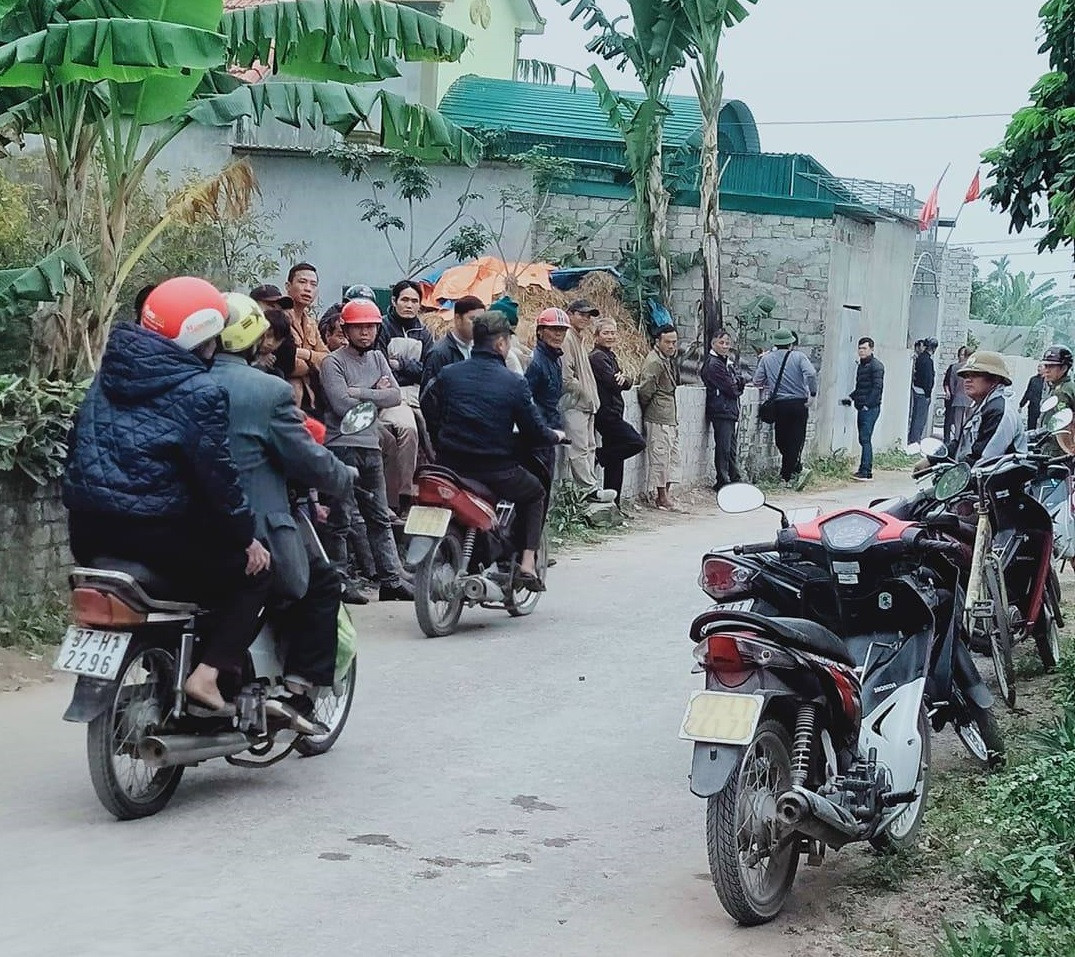 Người dân tá hỏa phát hiện ba người thương vong trong ngôi nhà khóa trái cửa ảnh 1