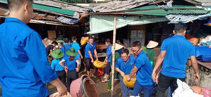 Thanh niên tình nguyện dầm mưa cứu trợ người dân tại rốn lũ chợ Vinh ảnh 9