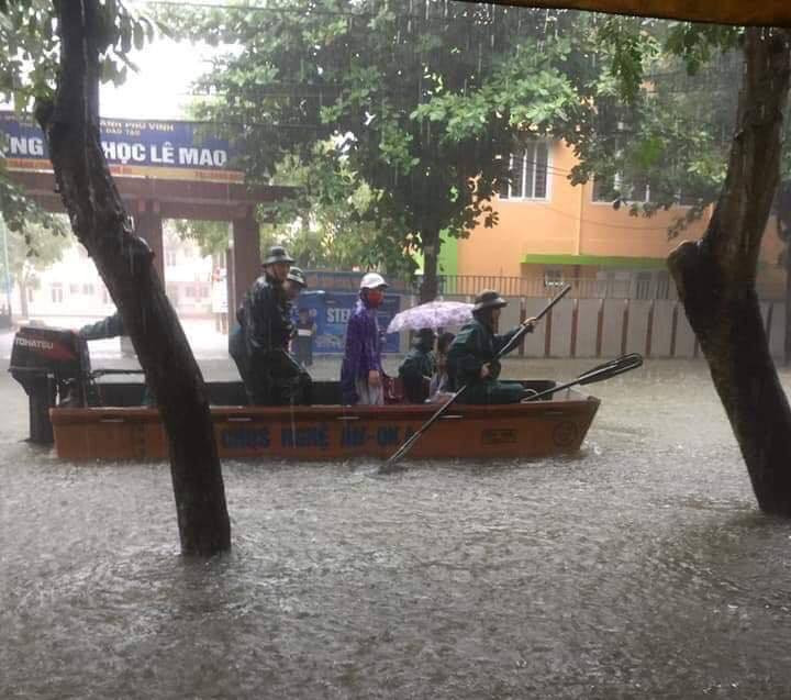 Bộ đội vượt lũ cứu hộ người dân TP Vinh giữa mưa trắng trời ảnh 4