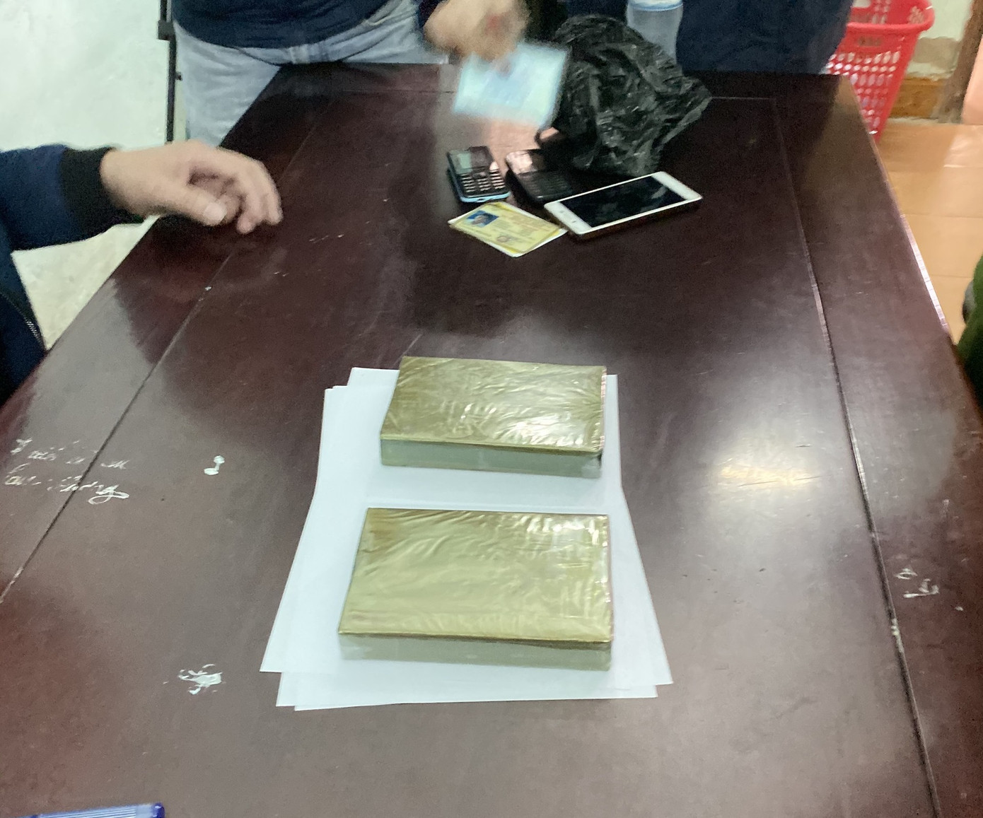 Bắt giữ nam thanh niên giấu 2 bánh heroin trong áo khoác ảnh 2