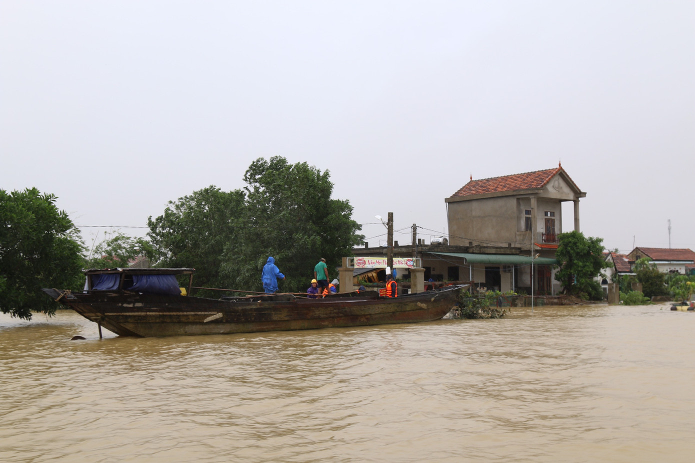 Lũ vây tứ bề: Lệ Thủy, Quảng Bình chìm trong biển nước ảnh 5