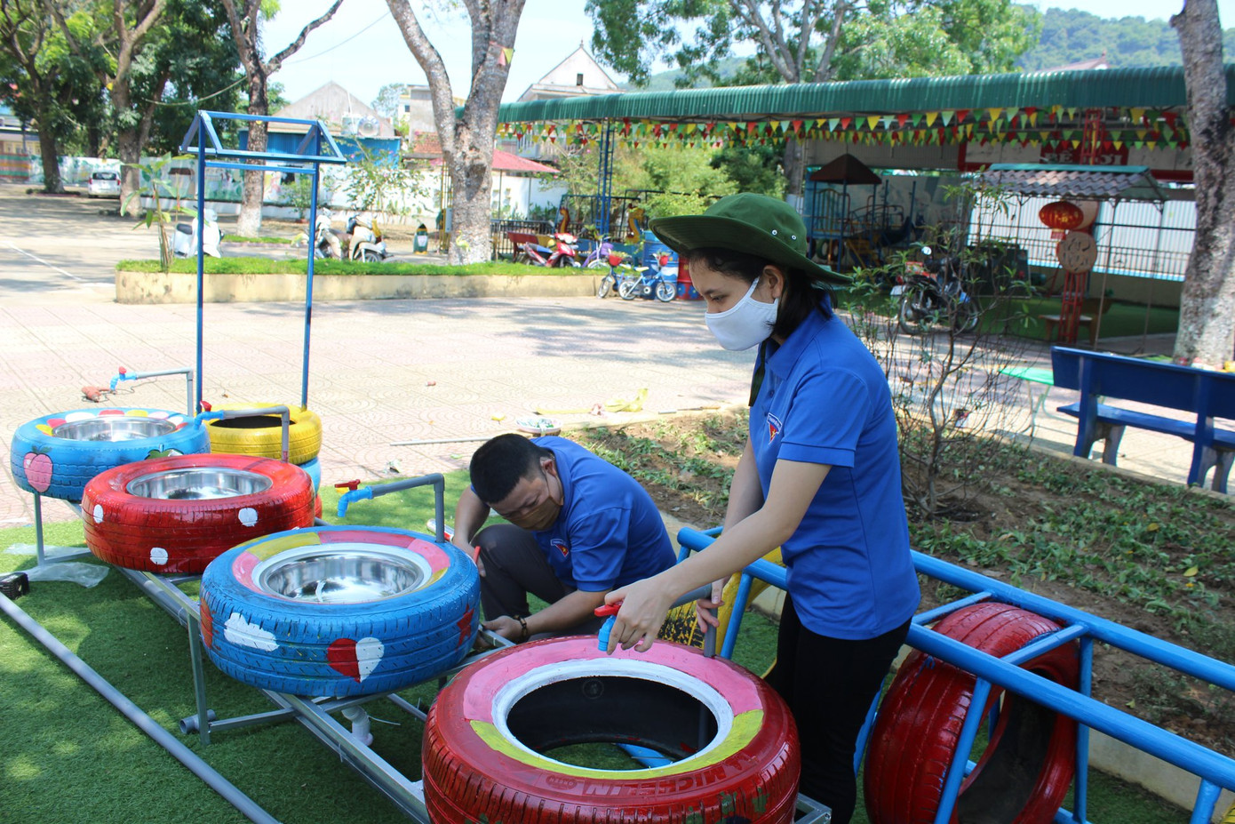 Bồn nước rửa tay được tái chế từ lốp xe cũ ảnh 1