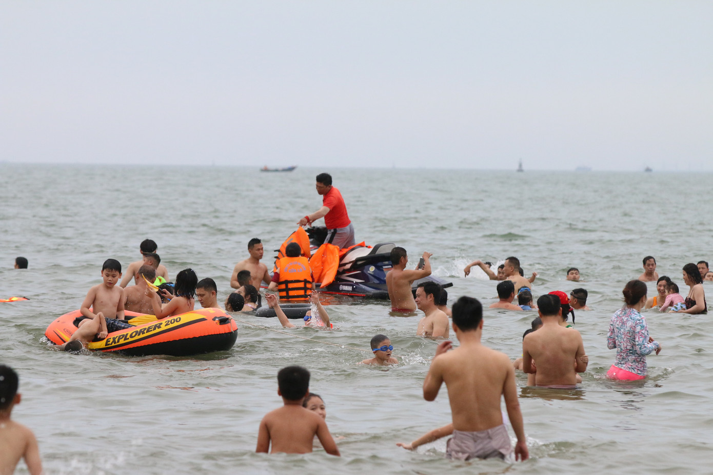 Biển Cửa Lò chật kín người ngày nghỉ lễ ảnh 8