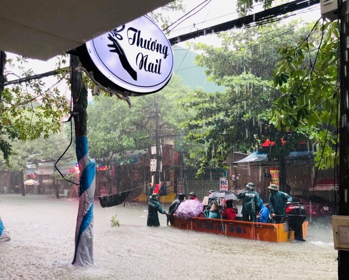 Bộ đội vượt lũ cứu hộ người dân TP Vinh giữa mưa trắng trời ảnh 3