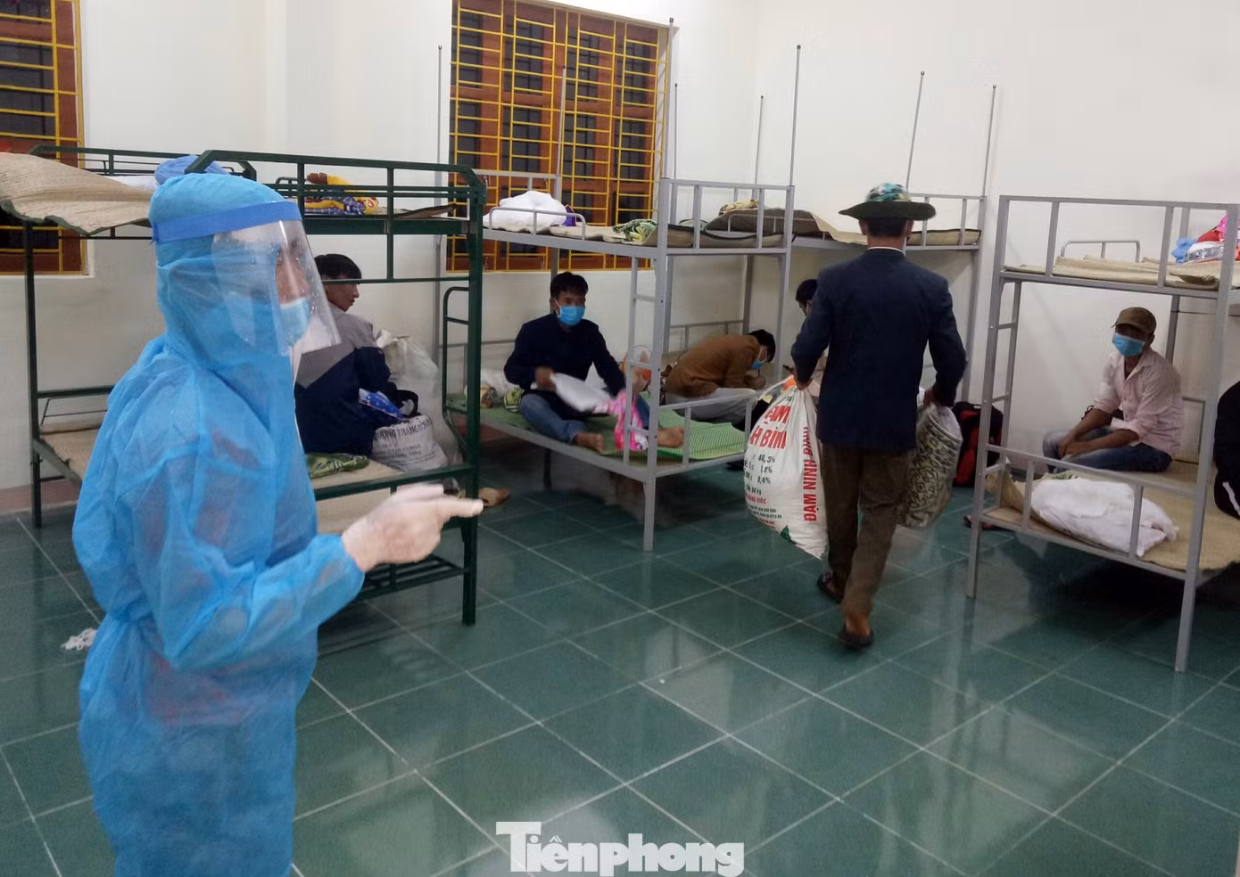 Trắng đêm đón công dân về nước tránh dịch COVID-19 ảnh 7