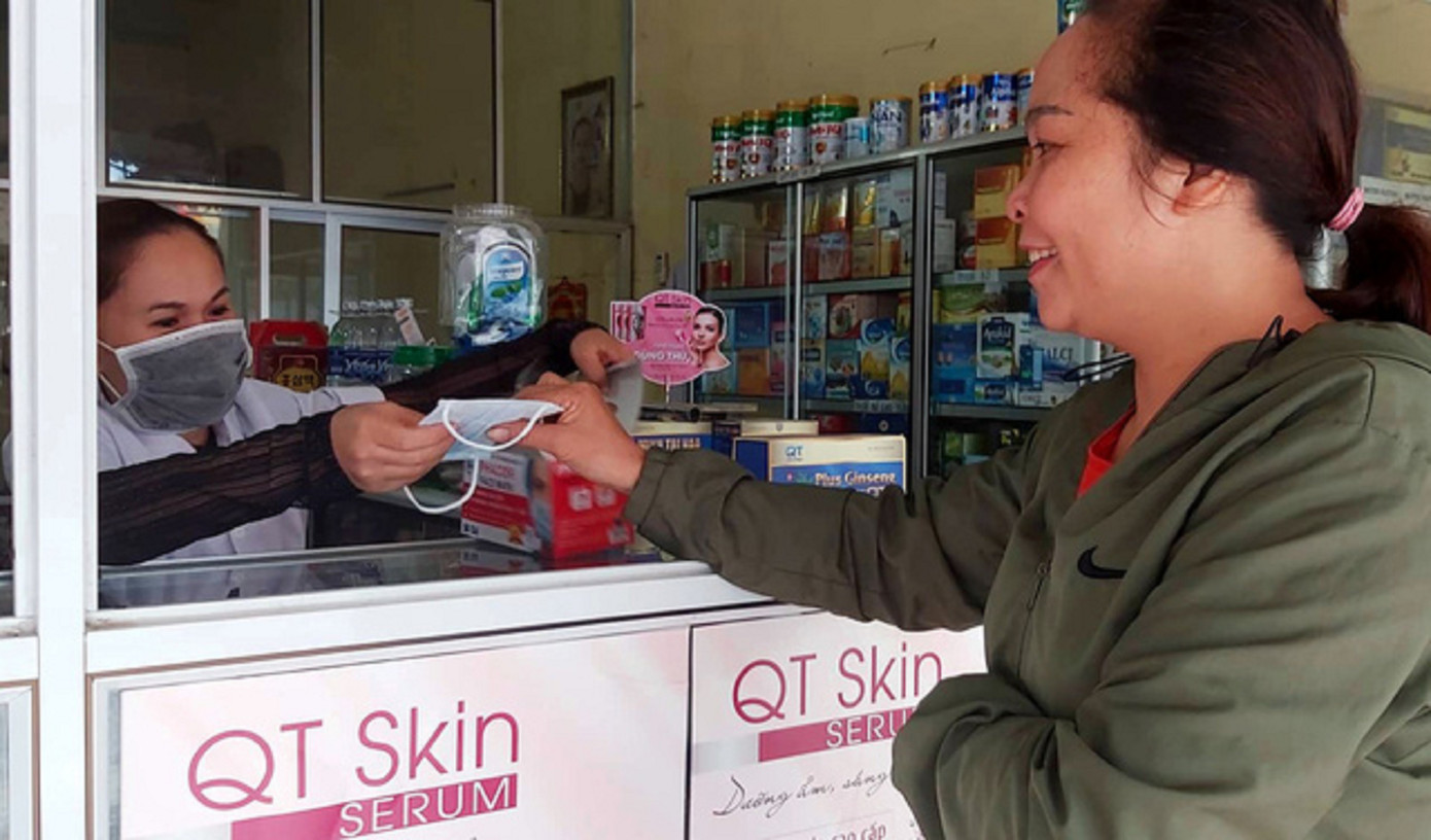 CSGT phát miễn phí khẩu trang y tế cho người tham gia giao thông ảnh 5