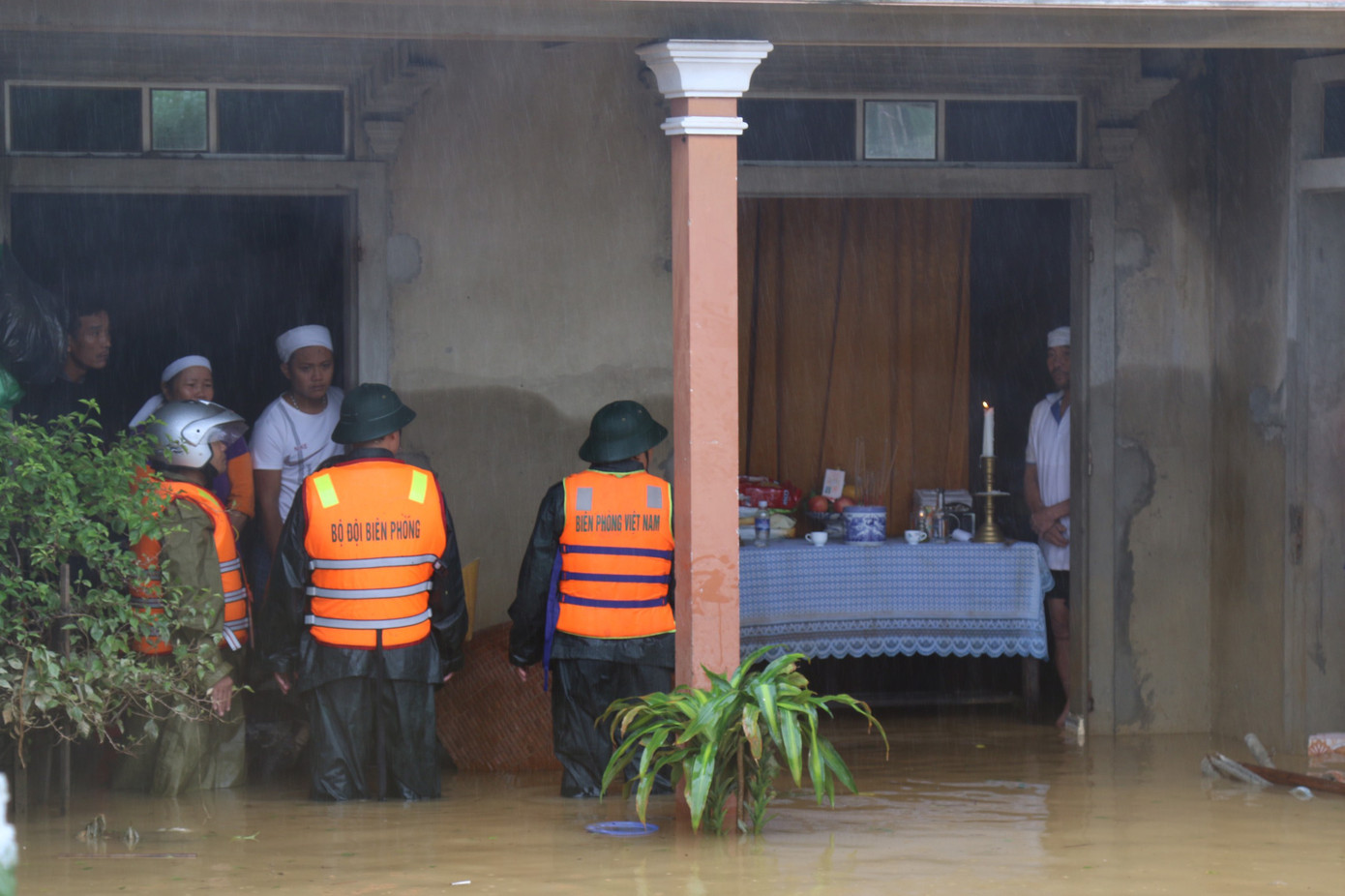 Vợ đau đớn nhìn quan tài chồng trong căn nhà ngập nước ảnh 4