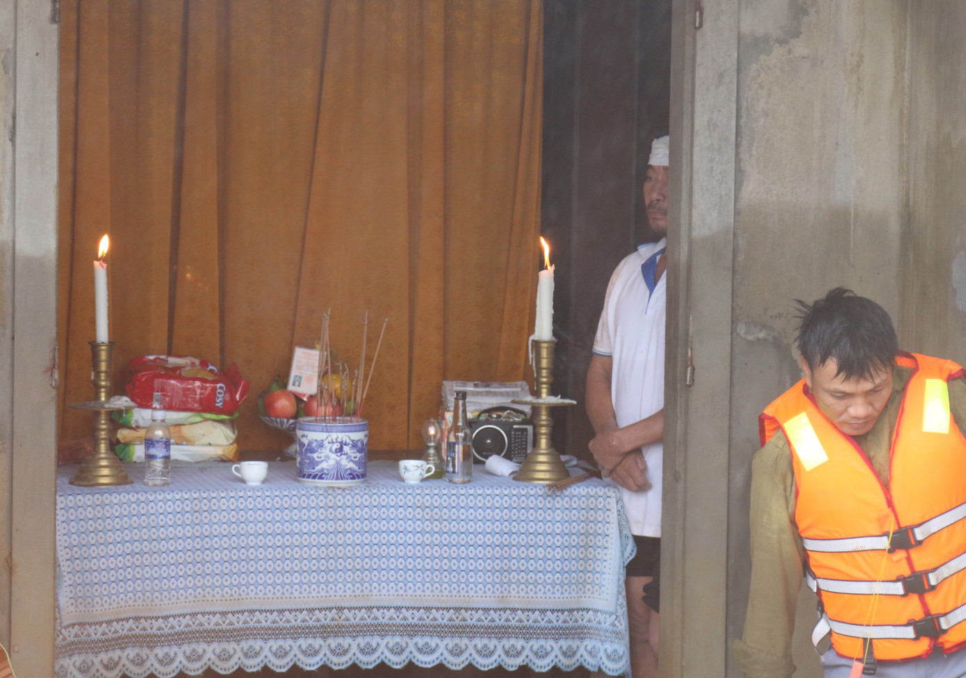 Vợ đau đớn nhìn quan tài chồng trong căn nhà ngập nước ảnh 7